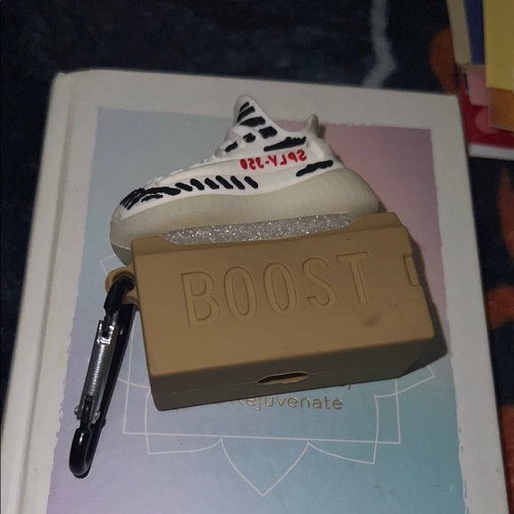 White and Black Sneakers AirPods holder 2 generations - Picture 2 of 7